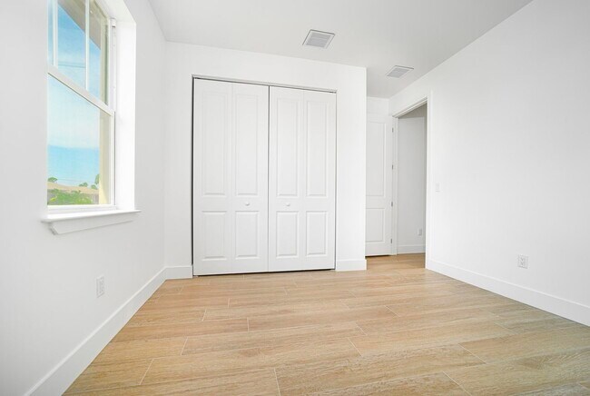 Building Photo - 15245 Brainbridge Cir