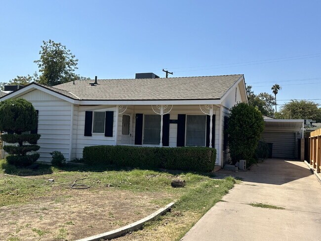 Building Photo - Charming 3 Bedroom, 2 Bath Home with Sunroom!