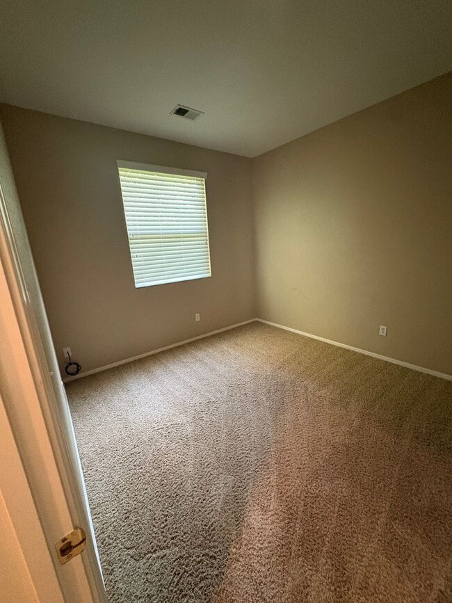 Building Photo - Vibrant 3 bed/2 bath home in West Sac