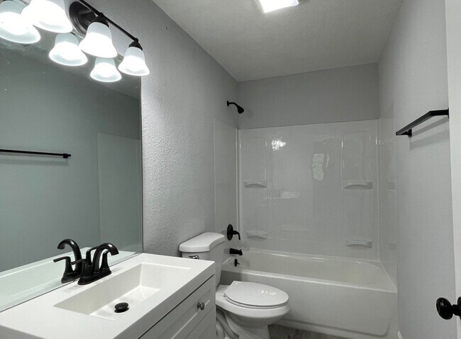 Building Photo - 3106 Greenway Dr