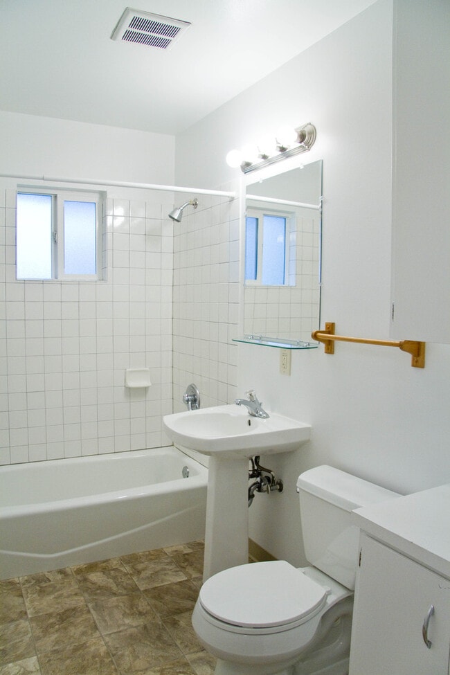 Building Photo - Lovely Arbor Lodge 3-Bedroom Home with Spa...