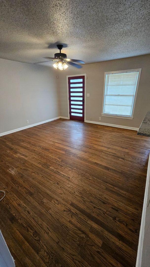 Building Photo - 3 bedroom 1 bathroom with 1 car garage in 76107