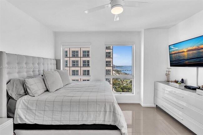 Building Photo - 300 S Biscayne Blvd