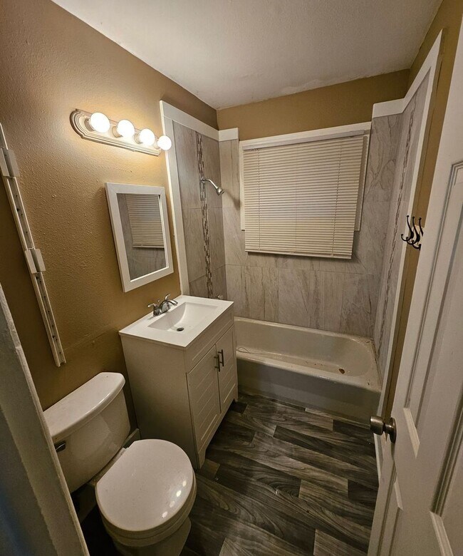 Building Photo - 3-bedroom, 1-bathroom home located in the ...