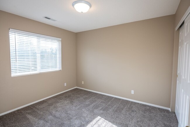 Building Photo - Three bedroom home with a bonus room and Air Conditioning - Built in 2000