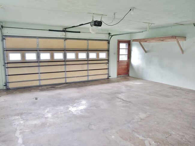 Building Photo - 2 Bed / 1-1/2 Bath Single Family Home