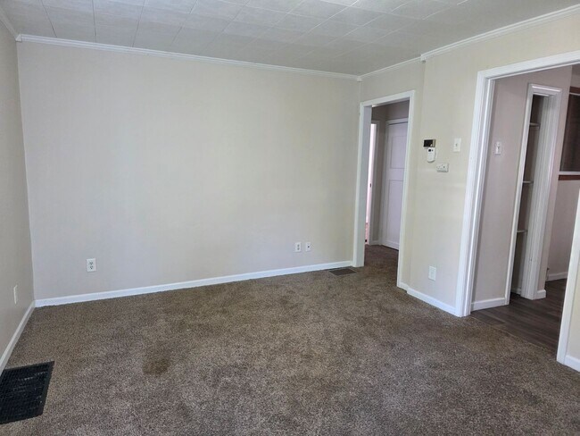 Building Photo - 2-Bedroom, 1-Bathroom Home with Basement – $1,100/Month | Accepting Section 8