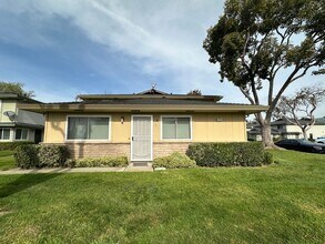 Building Photo - Updated 2 Bed / 1 Bath - Ground Floor Condo - Commuter-Friendly Location