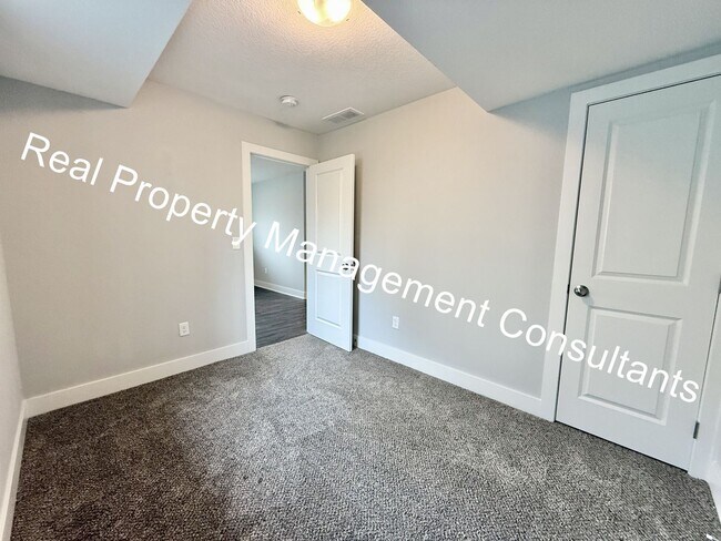 Building Photo - $500 off Move In Special on 4-bedroom, 3-b...
