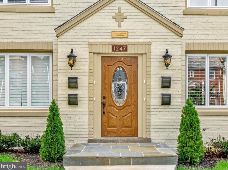 Building Photo - 1247 Penn St NE