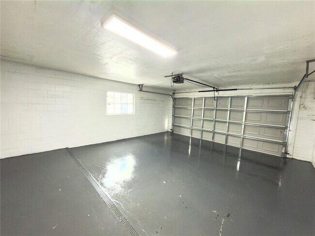 Building Photo - 2467 Sunderland Rd