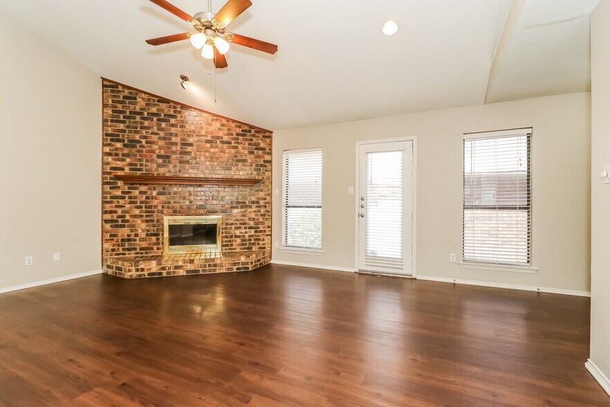 Building Photo - 111 Streamside Dr