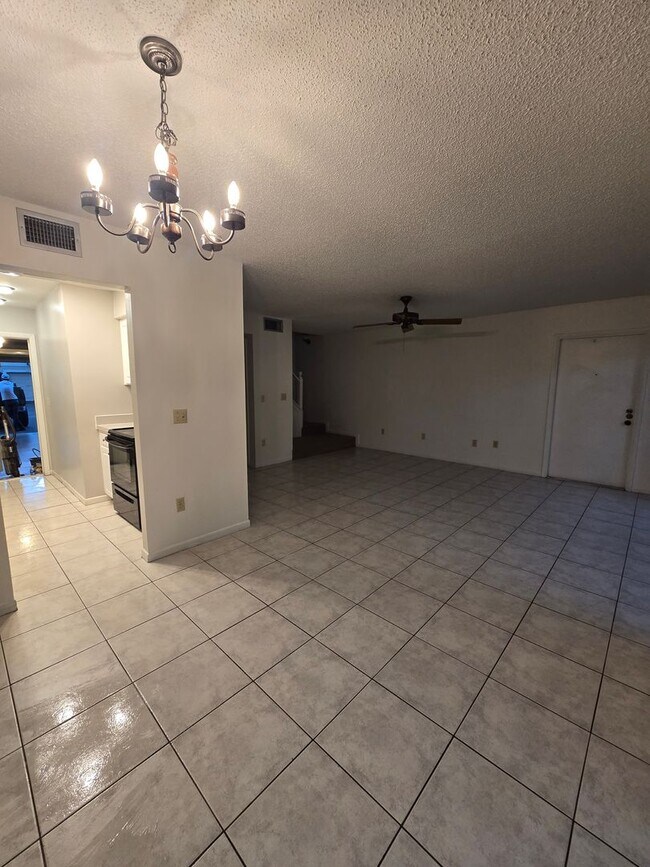 Building Photo - Two Bedroom Condo close to USF