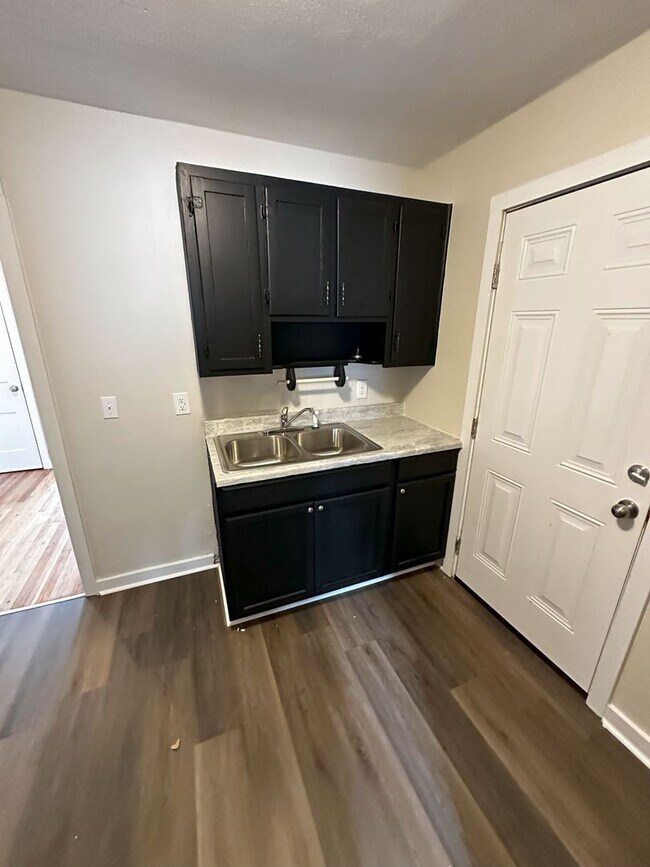 Building Photo - For Rent: Newly Remodeled 3 Bedroom / 1 Ba...