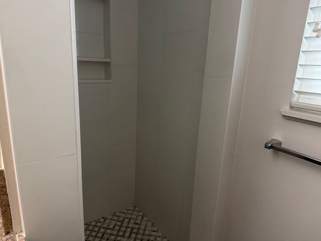 Building Photo - Adorable 3 bedroom 1.5 bath home garden setting