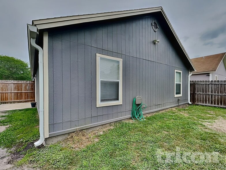 Building Photo - 1885 Ontario Ct