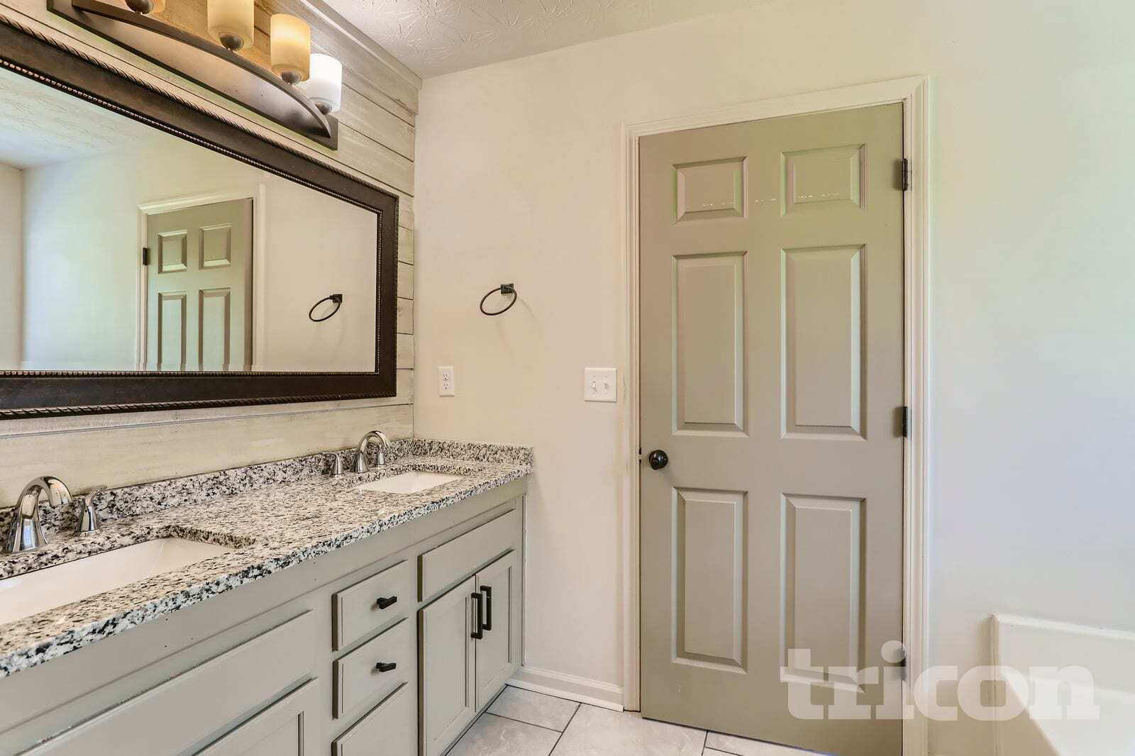 Building Photo - 2500 Huntington Dr