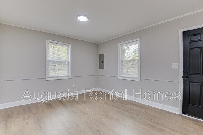 Building Photo - 3416 Kensington Dr N