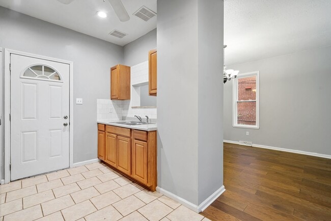 Building Photo - 410 Lorenz Ave