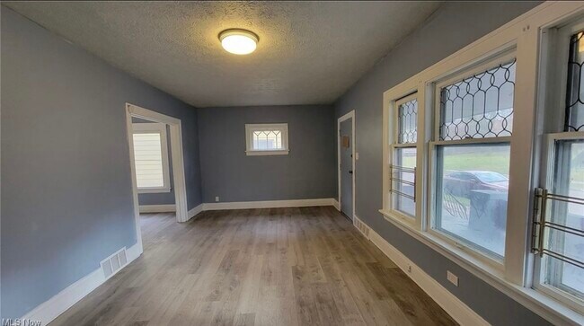 Building Photo - 9627 Fuller Ave