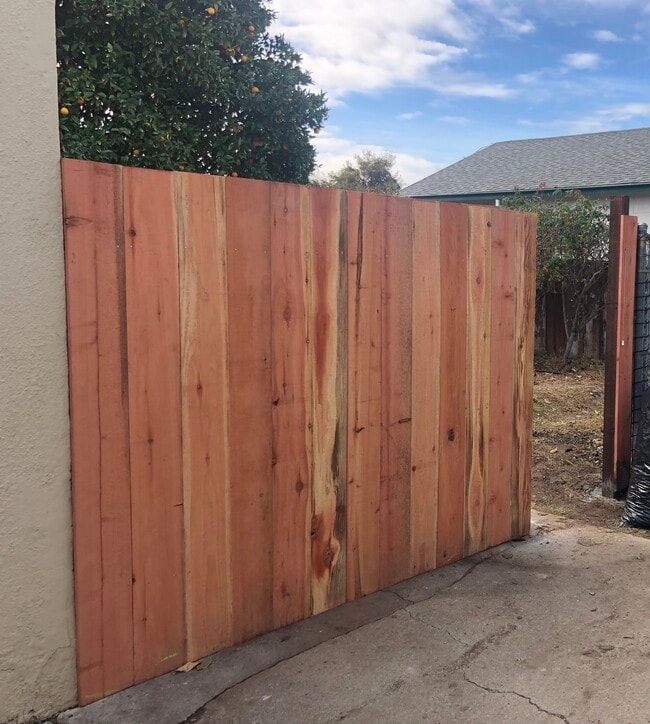 Building Photo - 1002 W 4th St