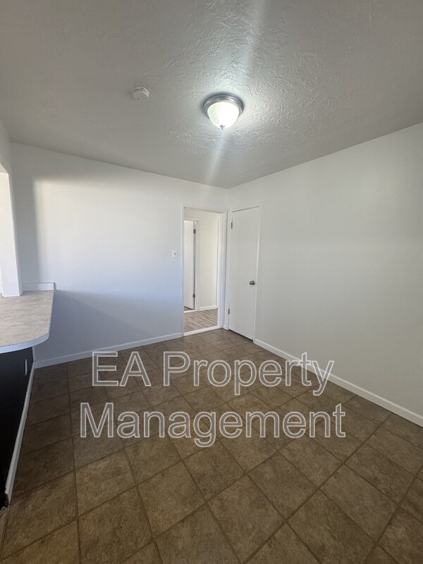 Building Photo - 10017 Los Arboles Ave NE