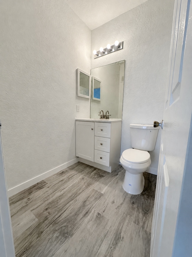Building Photo - Beautifully Renovated 4 Bed / 2 Bath Condo in Visconti West Condominium- Water View