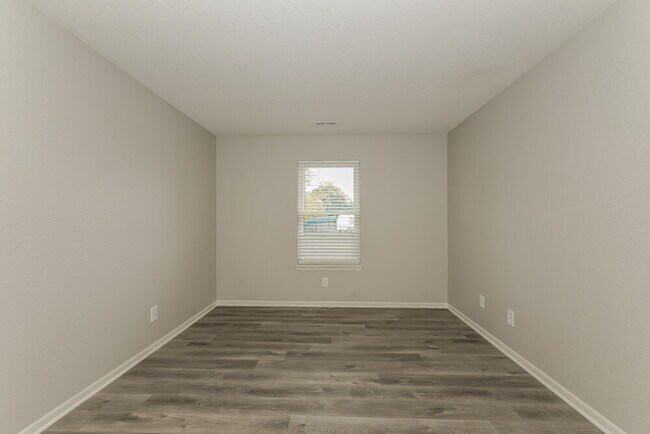 Building Photo - 4038 Knollwood Ave