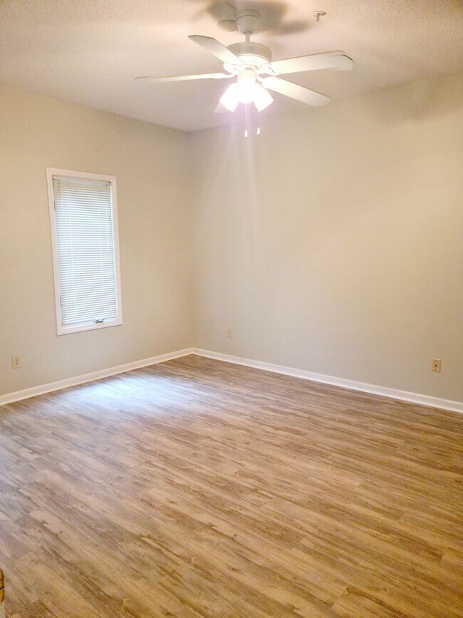 Building Photo - 1221 Tidewater Dr