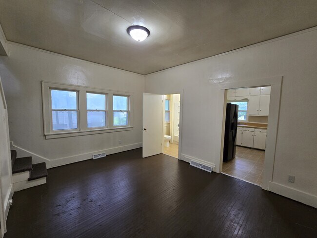 Building Photo - 820 Logan Ave