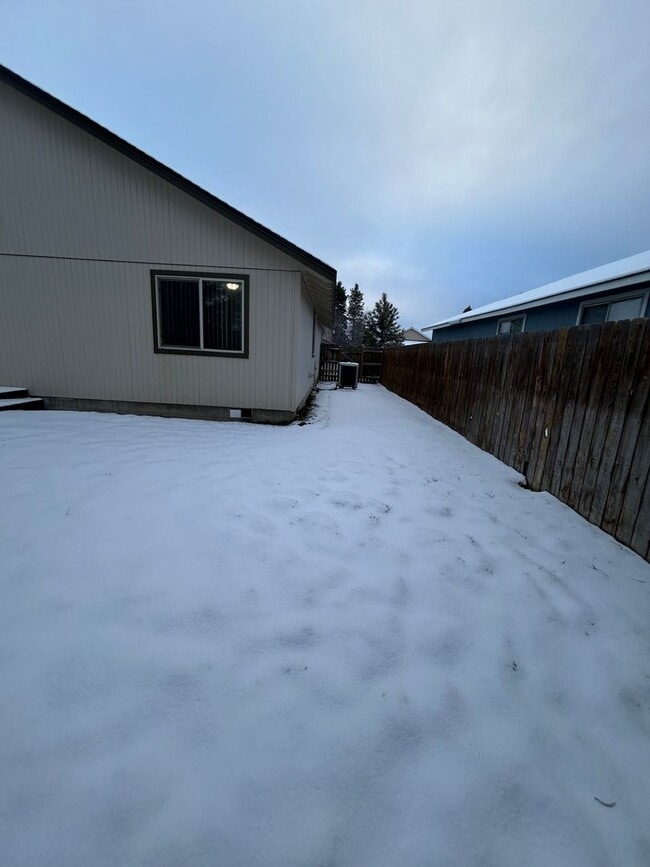 Building Photo - Recently Updated 2 Bedroom Home