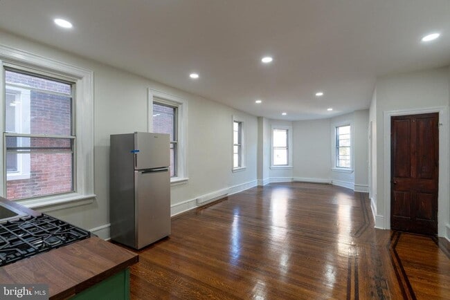 Building Photo - 5003 Pine St