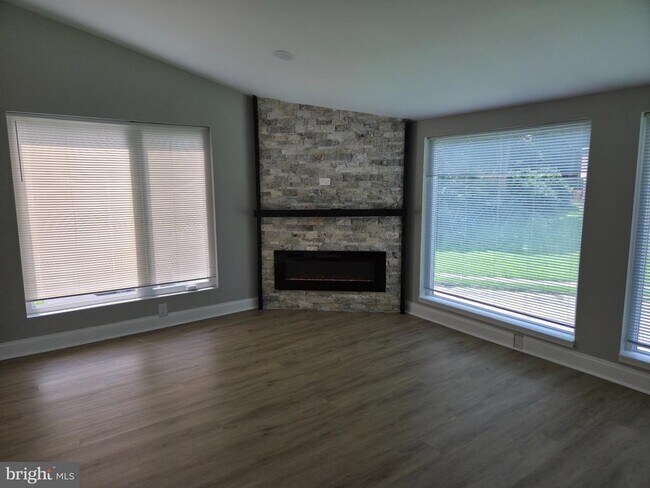 Building Photo - 1701 Scotchbrook Dr