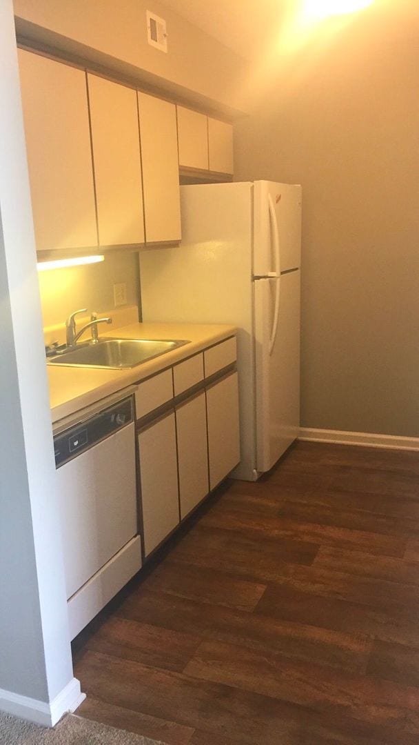 Building Photo - Great Two Bedroom Condo Available - 1010-5 Blueridge Dr.