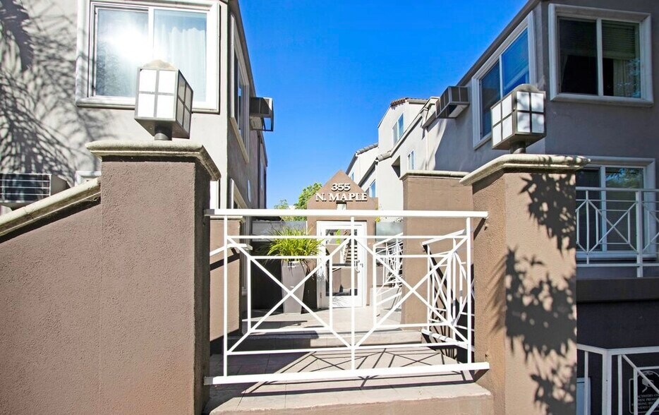 Building Photo - 355 N Maple St