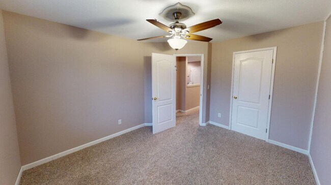 Building Photo - 2638 E Skyview Ave