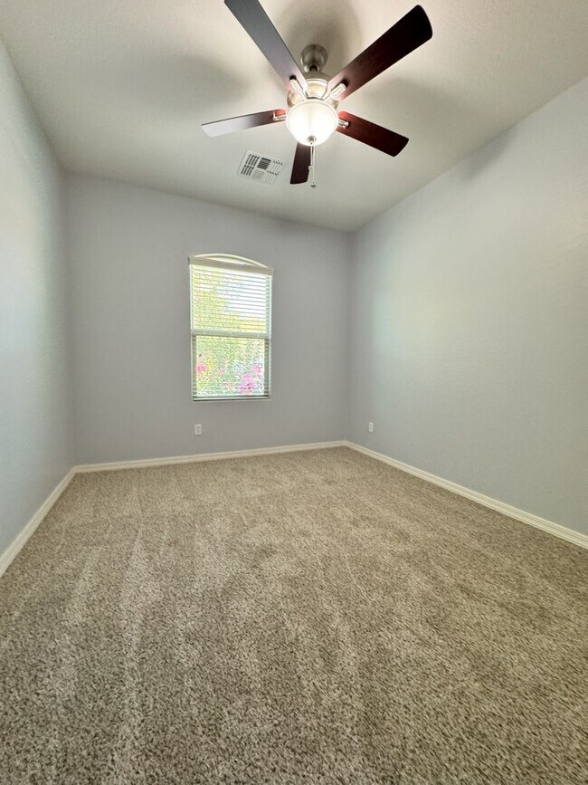 Building Photo - Spacious 5-Bedroom + Loft in Lyons Gate wi...