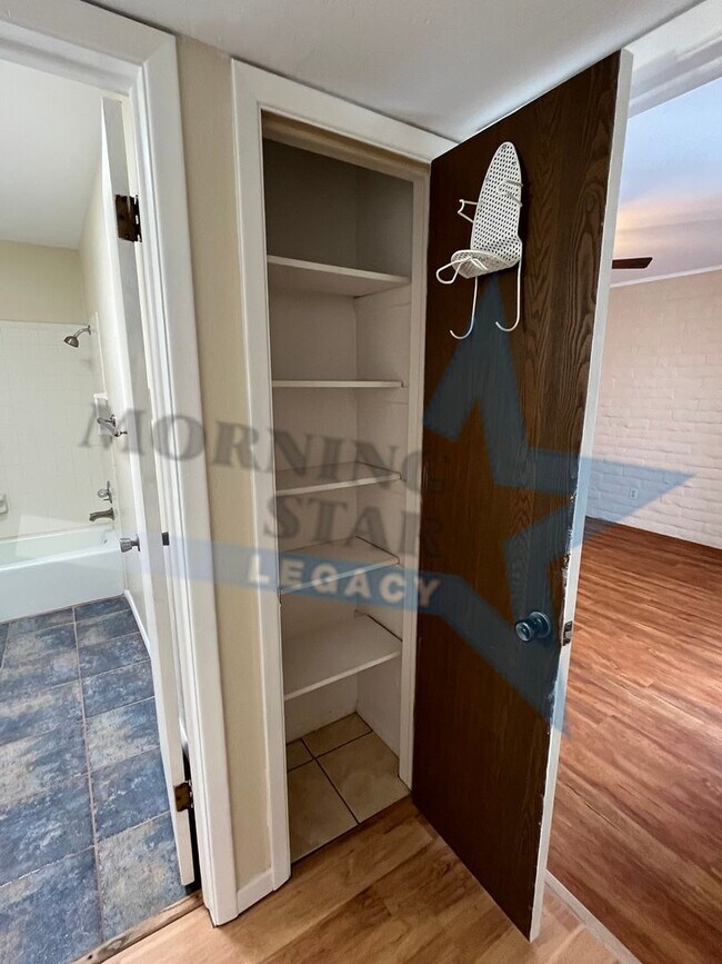 Building Photo - Charming 3 bedroom move-in ready