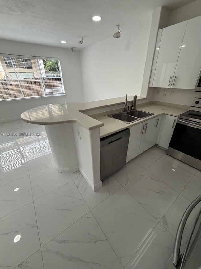 Building Photo - 5543 NW 112th Pl