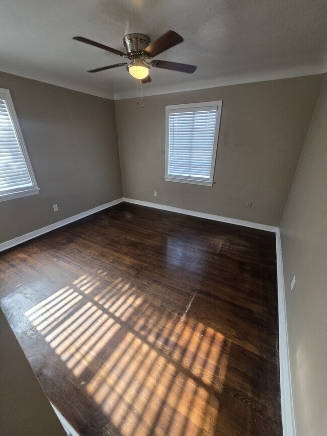 Building Photo - 3 bed 1 bath home, move in ready!