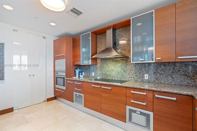 Building Photo - 5959 Collins Ave