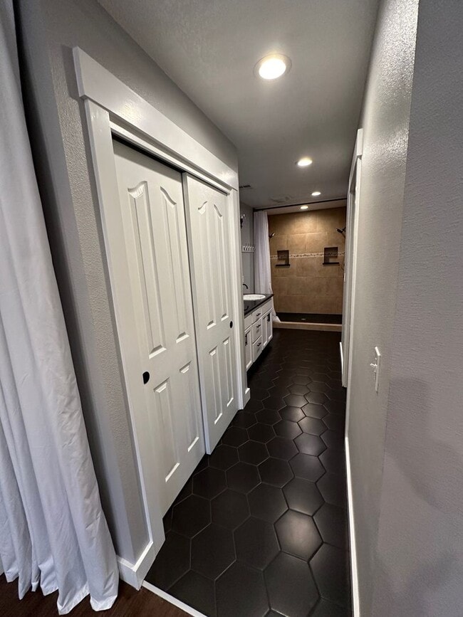 Building Photo - 4 Bedroom House Available in Hammond!