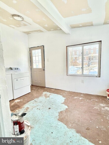 Building Photo - 327 Main St