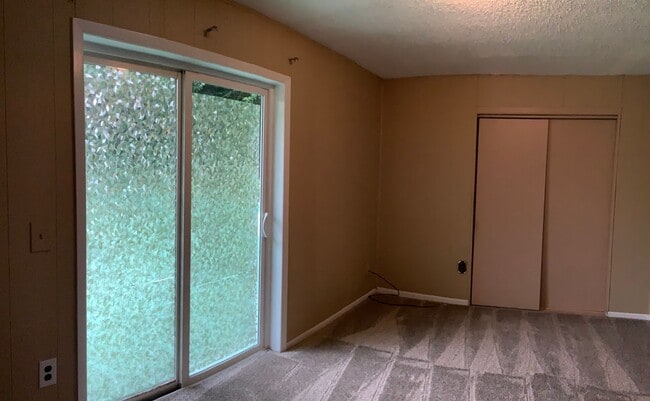 Building Photo - RENOVATED 3 BED 2 BATH 1 STORY RAMBLER - E...