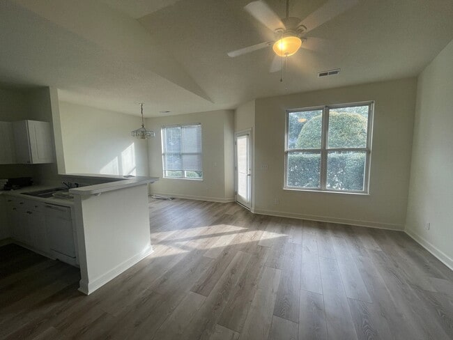Building Photo - Greenway Village 2 Bedroom Townhome