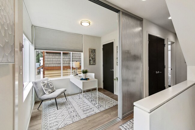 Building Photo - 3bd/1.75ba Seattle Townhouse