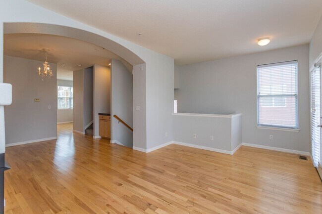 Building Photo - Downtown Living with Style & Views!