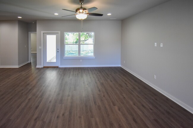 Building Photo - Gorgeous 4 Bedroom, 2 Bathroom Home in Far...