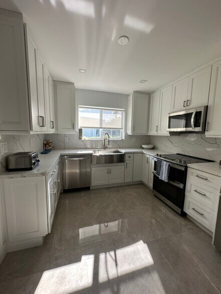 Building Photo - 1511 Robbia Ave