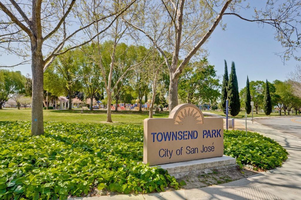 Building Photo - 1711 Parkview Green Cir